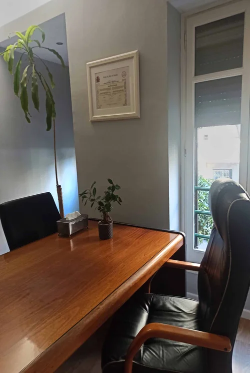 Foto vista lateral del despacho en Valencia de Claudia Escribano Psicóloga con sillones, mesa y ventana